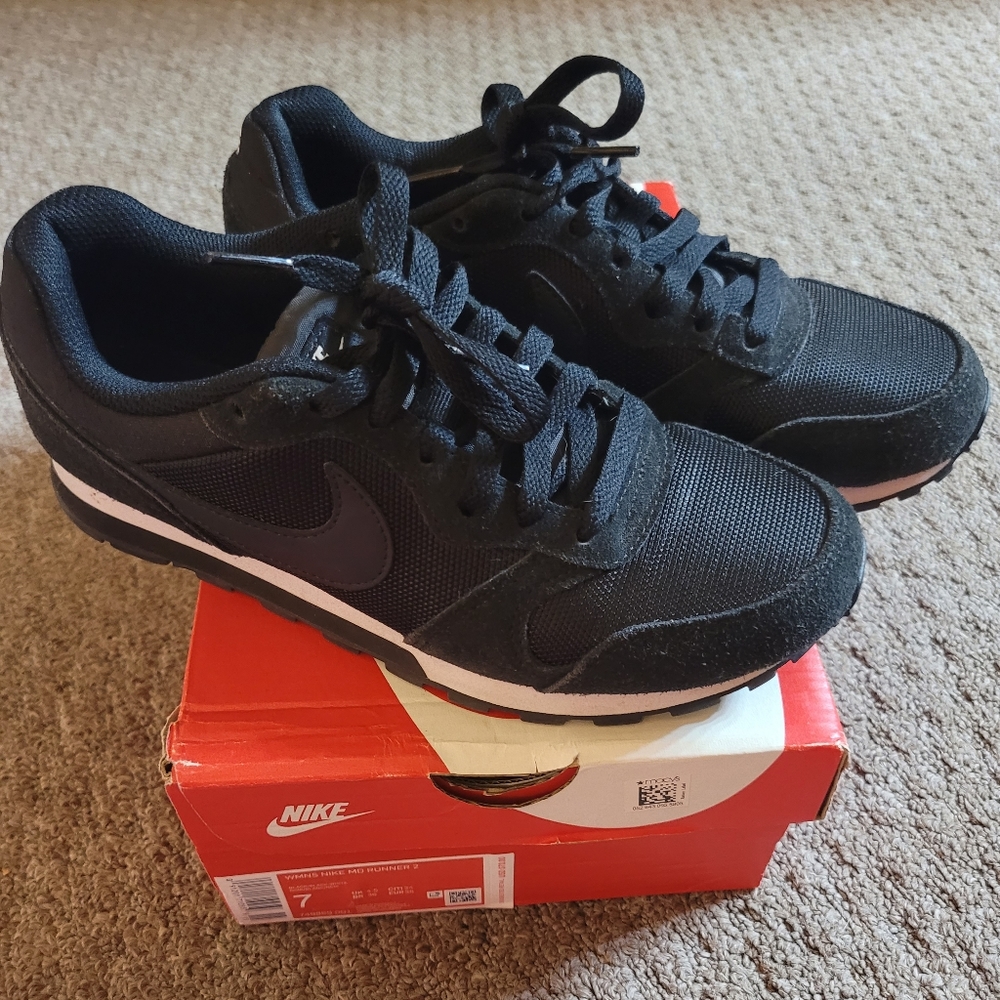 Womens nike black sneakers